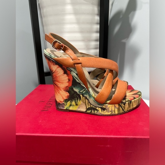 Valentino wedges .‎ Size 7.5